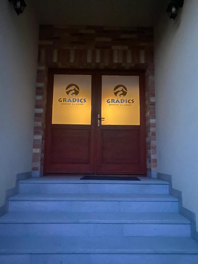 Gradics Panzio Hotel Siculeni Exterior photo
